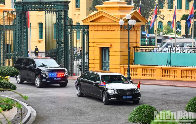 El primer ministro camboyano y su comitiva llegan al Palacio Presidencial. El primer ministro camboyano y su comitiva llegan al Palacio Presidencial.