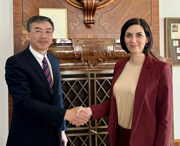 La presidenta de la Cámara de Diputados del Parlamento checo, Marketa Pekarova Adamova, y el embajador de Vietnam en el país, Duong Hoai Nam (Foto:VNA) La presidenta de la Cámara de Diputados del Parlamento checo, Marketa Pekarova Adamova, y el embajador de Vietnam en el país, Duong Hoai Nam (Foto:VNA)