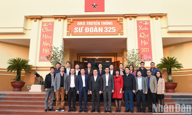 Quoc Minh y los delegados toman fotos de recuerdo en la casa memorial.
