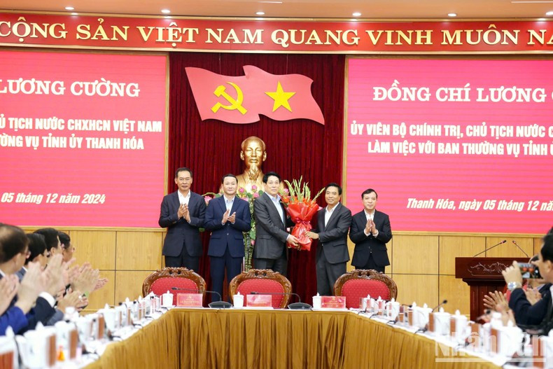 Los líderes de la provincia de Thanh Hoa entregan flores para felicitar al presidente vietnamita. Los líderes de la provincia de Thanh Hoa entregan flores para felicitar al presidente vietnamita.