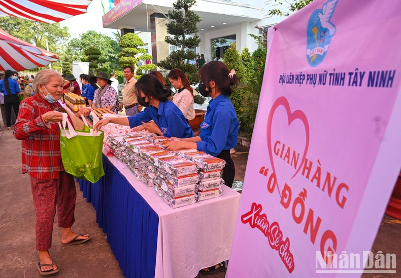 Las familias necesitadas reciben regalos en el estante de “cero dong” organizado por la Unión de Mujeres de la provincia de Tay Ninh. Las familias necesitadas reciben regalos en el estante de “cero dong” organizado por la Unión de Mujeres de la provincia de Tay Ninh.