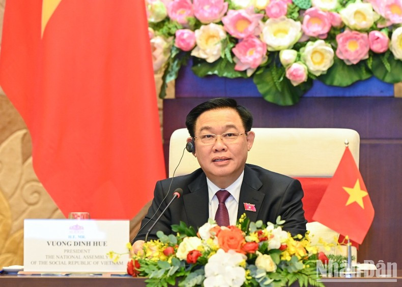 Dinh Hue felicita a Samdech Techo Hun Sen, líder del Partido Popular de Camboya y titular del Consejo Privado Supremo del Rey, por su elección como presidente del Senado de ese país para el quinto mandato.