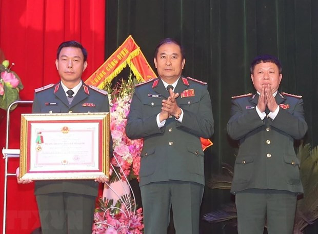 El coronel general Phung Si Tan entrega la Orden de Protección de la Patria de tercera clase al VNMAC (Foto: VNA) El coronel general Phung Si Tan entrega la Orden de Protección de la Patria de tercera clase al VNMAC (Foto: VNA)