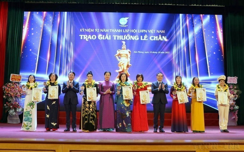 Ocho féminas destacadas recibieron el premio Le Chan, entregado por la Unión de Mujeres de la ciudad de Hai Phong, el 18 de octubre de 2022.