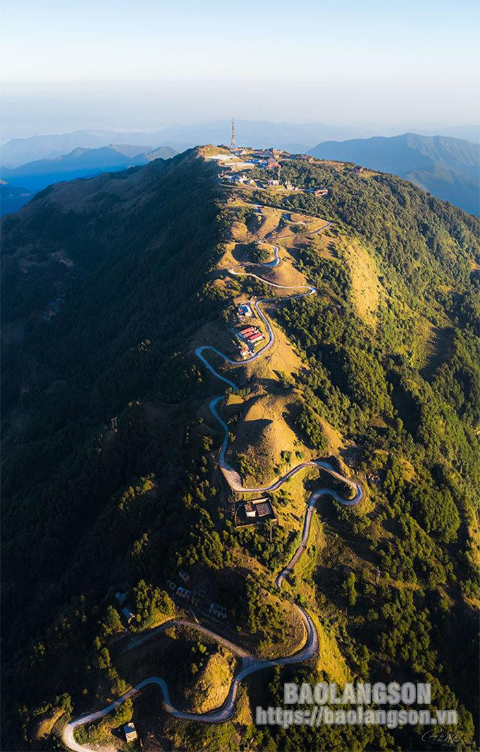 La belleza de la cima de Mau Son bajo los primeros rayos de sol del nuevo día