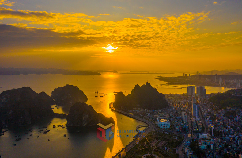 La ciudad costera parece bañada en oro brillante.