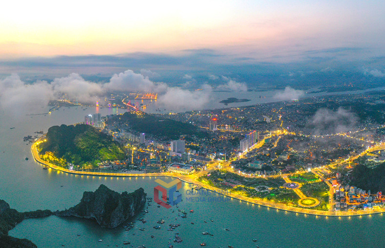 Mezcladas con los últimos rayos de sol, las luces de la ciudad hacen que Ha Long sea aún más mágica.
