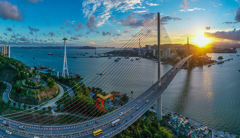 El puente de Bai Chay en el atardecer.