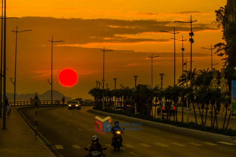 Al viajar por la carretera costera, tanto los habitantes locales como los turistas pueden admirar el brillante sol.