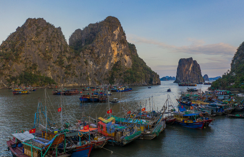 Al atardecer, los visitantes pueden observar flotas de barcos fondeados, preparándose para un nuevo viaje.