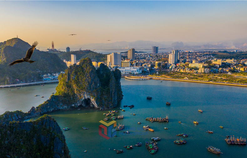 Vista desde el mar, la ciudad de Ha Long es aún más colorida.