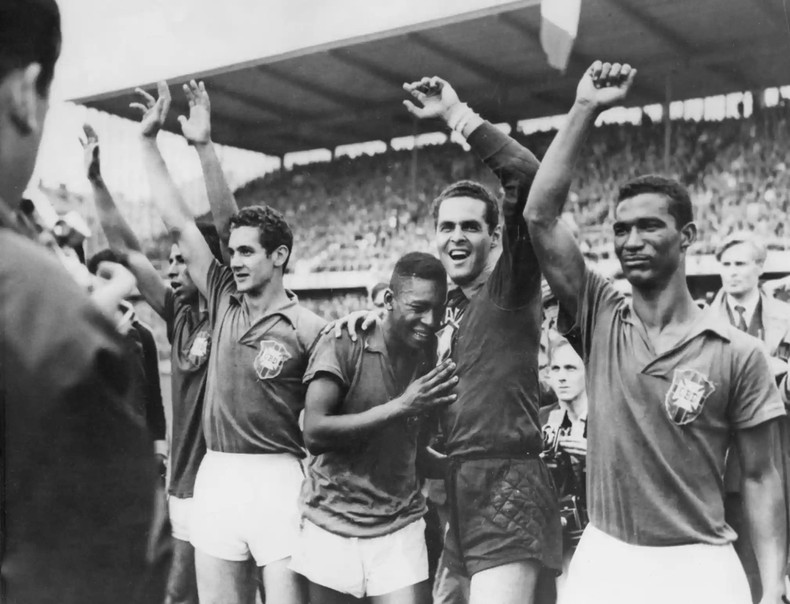 Pelé llora en el hombro del arquero Gylmar dos Santos, luego de la victoria por 5-2 sobre Suecia en la final mundialista, en 1958. Pelé escribió en su autobiografía: “Mi primer pensamiento fue sobre mi familia. ¿Saben que somos campeones? Quería hablar con mi padre, pero no tenía teléfono, así que no dejaba de decir: "Tengo que decírselo a mi papá, tengo que decírselo...". Y la carrera del Rey del Fútbol recorrió un largo camino tras este histórico momento (Fotografía: AP) Pelé llora en el hombro del arquero Gylmar dos Santos, luego de la victoria por 5-2 sobre Suecia en la final mundialista, en 1958. Pelé escribió en su autobiografía: “Mi primer pensamiento fue sobre mi familia. ¿Saben que somos campeones? Quería hablar con mi padre, pero no tenía teléfono, así que no dejaba de decir: "Tengo que decírselo a mi papá, tengo que decírselo...". Y la carrera del Rey del Fútbol recorrió un largo camino tras este histórico momento (Fotografía: AP)