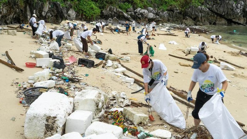 La situación de una playa llena de basura antes de ser limpiada y recogida.