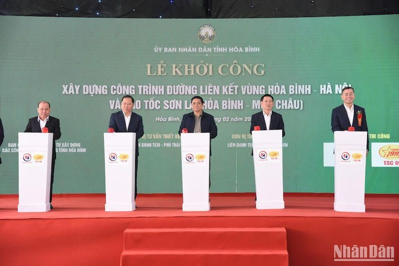 Minh Chinh y los delegados presionan el botón para iniciar la construcción de los proyectos viales. Minh Chinh y los delegados presionan el botón para iniciar la construcción de los proyectos viales.