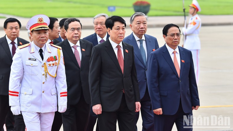 El premier Pham Minh Chinh, y el miembro del Buró Político del Partido y jefe de la Dirección General de Política del Ejército Popular de Vietnam, Luong Cuong, encabezan la delegación. El premier Pham Minh Chinh, y el miembro del Buró Político del Partido y jefe de la Dirección General de Política del Ejército Popular de Vietnam, Luong Cuong, encabezan la delegación.