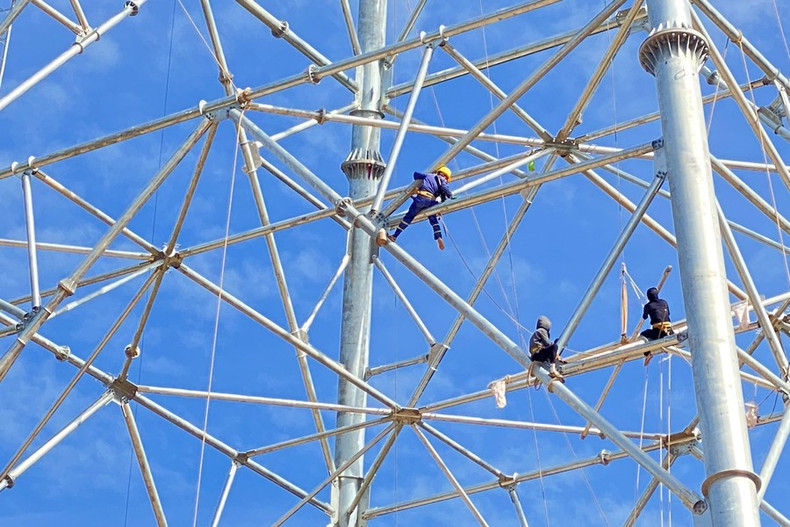 El poste 135 sirve como pilar de soporte de cuerda al cruzar el lago Thuong Tuy (distrito de Cam Xuyen).