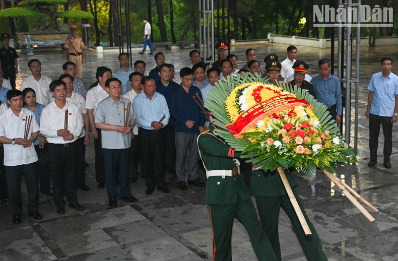 La delegación ofrece flores e inciensos en el Cementerio Nacional de Truong Son.