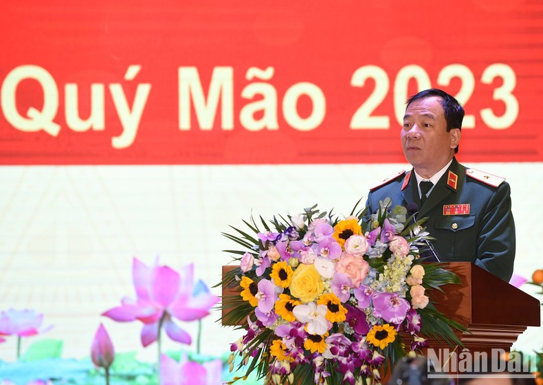 El mayor general Do Dinh Thanh presenta un informe sobre las actividades del cuerpo militar. El mayor general Do Dinh Thanh presenta un informe sobre las actividades del cuerpo militar.