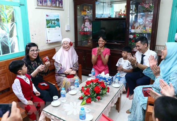 Las cónyuges de los premieres de Vietnam, Le Thi Bich Tran, y de Malasia, Dato’ Seri Dr. Wan Azizah binti Dr. Wan Ismail, visitan una familia en la Aldea Infantil SOS en Hanói (Foto: VNA)