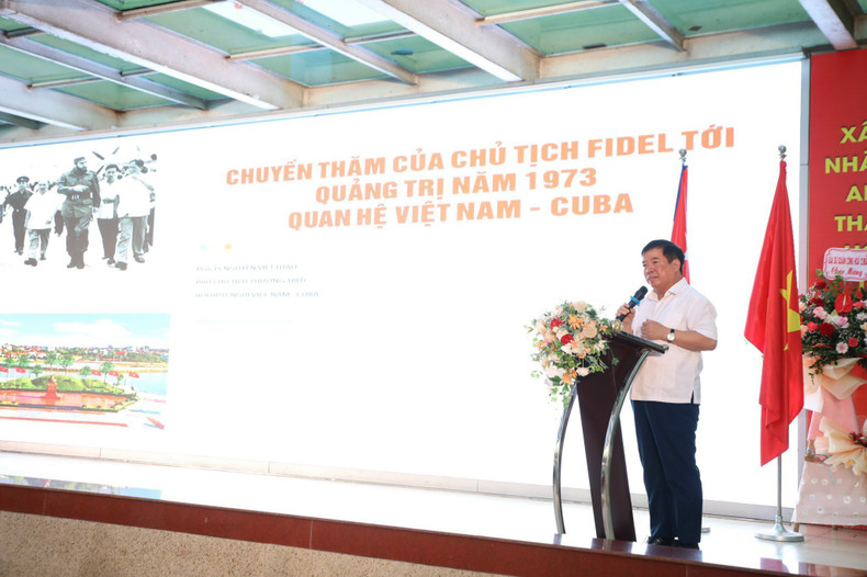 El ex subdirector de la Academia Nacional de Política Ho Chi Minh y vicepresidente permanente de la Asociación de Amistad Vietnam - Cuba, Nguyen Viet Thao, interviene an la cita