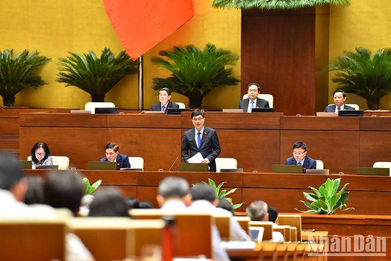 El jefe de la Comisión de Asuntos Económicos de la Asamblea Nacional, Vu Hong Thanh, pronuncia un discurso en el que explica y aclara una serie de cuestiones sobre el proyecto de ley que modifica y complementa varios artículos de la Ley de subastas de propiedades. El jefe de la Comisión de Asuntos Económicos de la Asamblea Nacional, Vu Hong Thanh, pronuncia un discurso en el que explica y aclara una serie de cuestiones sobre el proyecto de ley que modifica y complementa varios artículos de la Ley de subastas de propiedades.