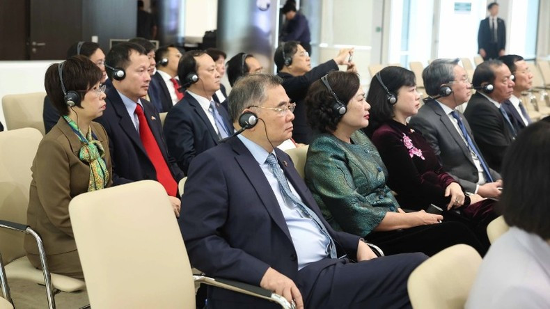 La delegación vietnamita visita el Centro Financiero Internacional de Astaná. (Foto: VNA)