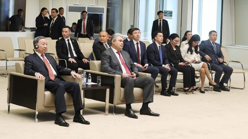 El secretario general del Partido Comunista de Vietnam, To Lam, visita el Centro Financiero Internacional de Astaná. (Foto: VNA)