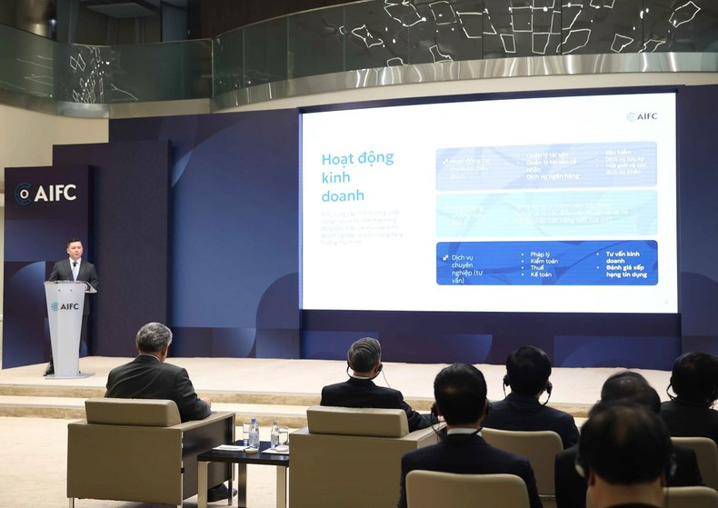 El secretario general del Partido Comunista de Vietnam, To Lam, y la delegación vietnamita escuchan a los líderes del Centro Financiero Internacional de Astaná presentar las actividades del centro. (Foto: VNA)