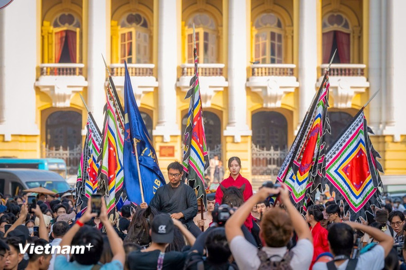 Los “caballos de guerra” desfilaron por las calles patrimoniales de la capital, atrayendo a una gran multitud de personas para admirarlos.