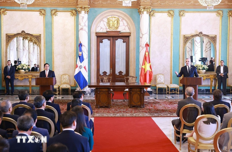 El primer ministro de Vietnam, Pham Minh Chinh, y el presidente de la República Dominicana, Luis Abinader Corona, en la rueda de prensa. El primer ministro de Vietnam, Pham Minh Chinh, y el presidente de la República Dominicana, Luis Abinader Corona, en la rueda de prensa.