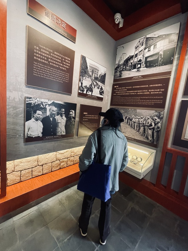 Turistas visitan la reliquia. Turistas visitan la reliquia.