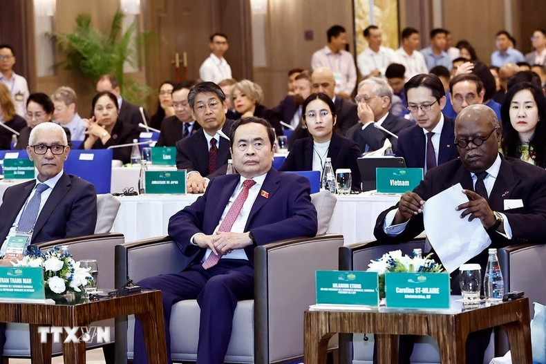 El presidente de la Asamblea Nacional de Vietnam, Tran Thanh Man, y los delegados en el acto. (Foto: VNA) El presidente de la Asamblea Nacional de Vietnam, Tran Thanh Man, y los delegados en el acto. (Foto: VNA)