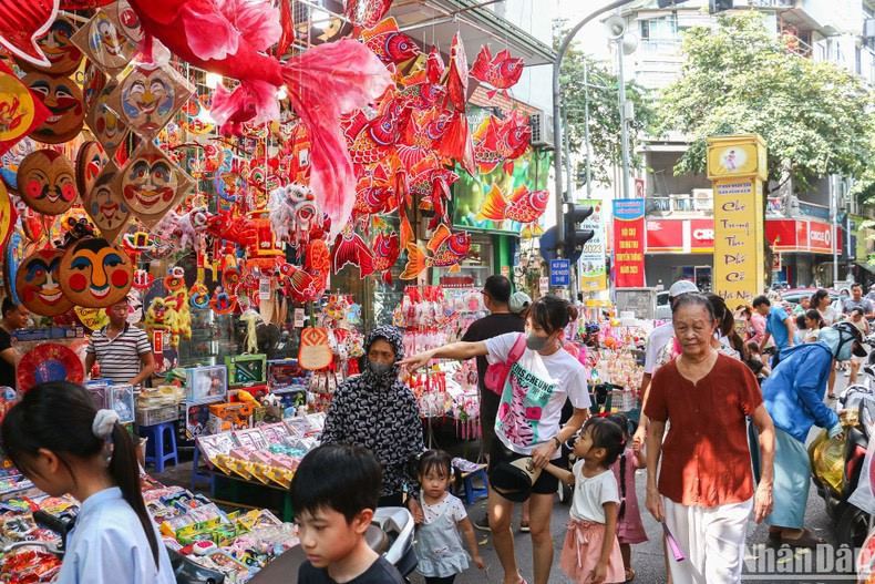 Atmósfera de compras antes del Festival del Medio Otoño en la calle Hang Ma.