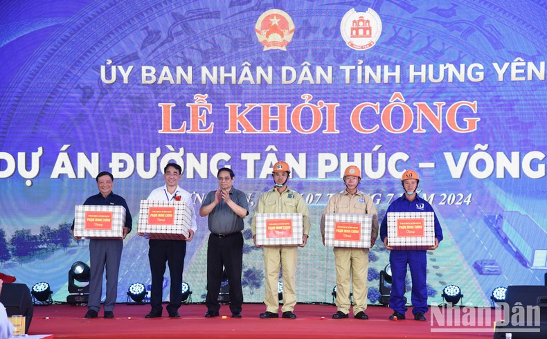 Minh Chinh entrega regalos a las entidades de construcción del proyecto de la carretera Tan Phuc-Vong Phan. Minh Chinh entrega regalos a las entidades de construcción del proyecto de la carretera Tan Phuc-Vong Phan.