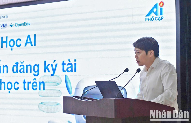 El vicepresidente permanente y secretario general de la Asociación de Jóvenes Médicos de Vietnam, Nguyen Huu Tu, presenta el contenido de la formación.