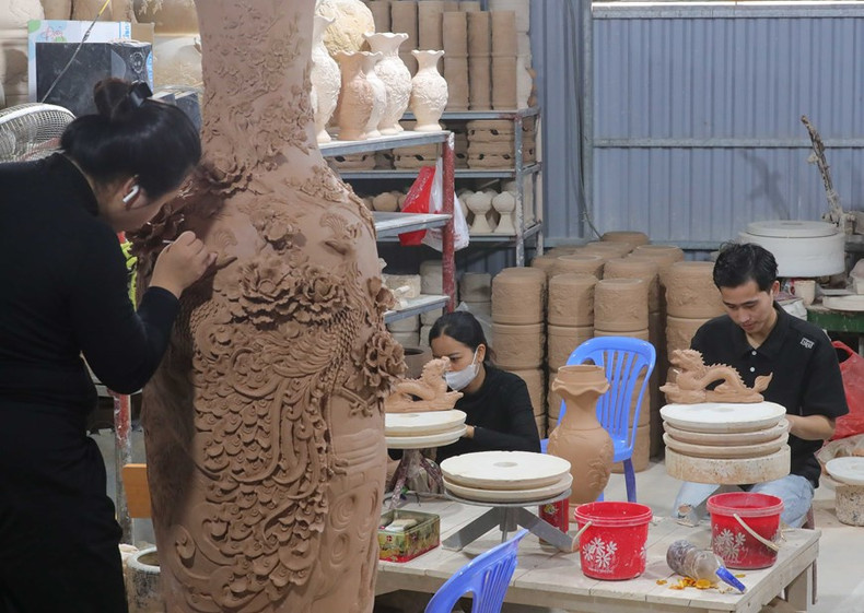 Cuanto más se acerca el Tet, más ocupadas están las fábricas en la aldea de cerámica de Bat Trang. Cuanto más se acerca el Tet, más ocupadas están las fábricas en la aldea de cerámica de Bat Trang.