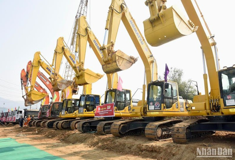 Equipos mecánicos para la construcción de los proyectos. Equipos mecánicos para la construcción de los proyectos.