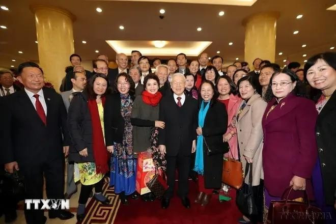 El secretario general del Partido Comunista de Vietnam, Nguyen Phu Trong, y los intelectuales y artistas en el Tet de 2018. (Foto: VNA) El secretario general del Partido Comunista de Vietnam, Nguyen Phu Trong, y los intelectuales y artistas en el Tet de 2018. (Foto: VNA)
