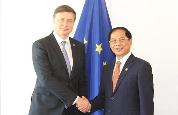 Bui Thanh Son y el vicepresidente de la Comisión Europea (CE) Valdis Dombrovskis (Foto: VNA) Bui Thanh Son y el vicepresidente de la Comisión Europea (CE) Valdis Dombrovskis (Foto: VNA)