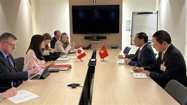 En la sesión de trabajo con con Mary Ng, ministra de Comercio Internacional de Canadá (Foto: VNA) En la sesión de trabajo con con Mary Ng, ministra de Comercio Internacional de Canadá (Foto: VNA)