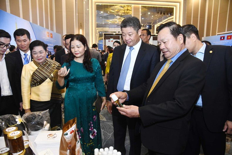 Los delegados visitan puestos en la Conferencia de Promoción de Comercio, Turismo e Inversión entre Hanói y Vientián en 2022. Los delegados visitan puestos en la Conferencia de Promoción de Comercio, Turismo e Inversión entre Hanói y Vientián en 2022.