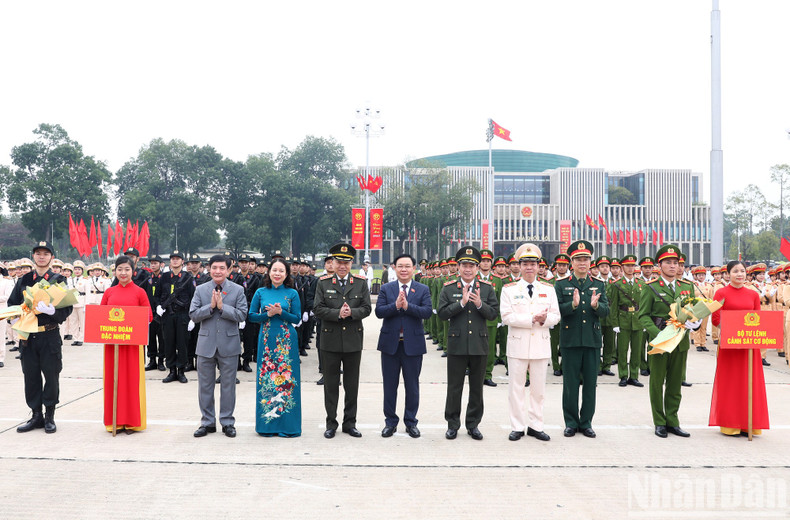 El presidente de la Asamblea Nacional, Vuong Dinh Hue; el ministro de Seguridad Pública, general To Lam; la vicepresidenta Vo Thi Anh Xuan felicitan a las delegaciones participantes en el evento deportivo. El presidente de la Asamblea Nacional, Vuong Dinh Hue; el ministro de Seguridad Pública, general To Lam; la vicepresidenta Vo Thi Anh Xuan felicitan a las delegaciones participantes en el evento deportivo.