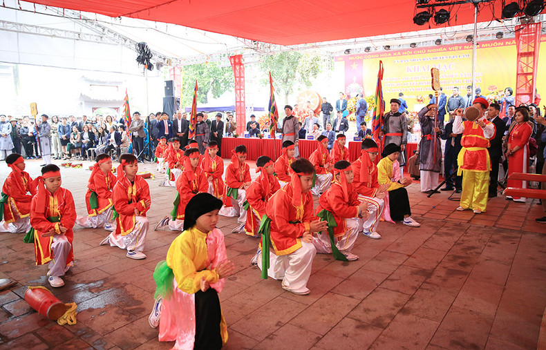 Los bisoños artistas se concentran para garantizar un espectáculo de baile más hermoso.