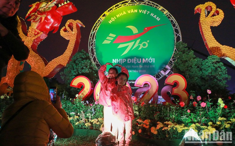 Participantes toman fotos en la noche de poesía. Participantes toman fotos en la noche de poesía.