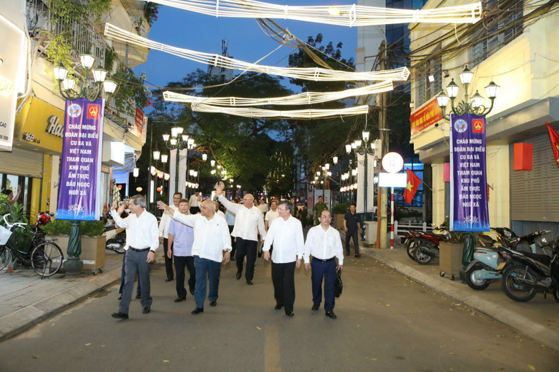 Delegados vietnamita y cubanos visitan la calle peatonal de gastronomía Dao Ngoc - Ngu Xa