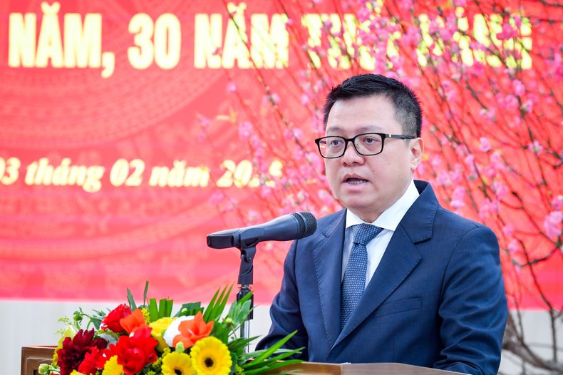 Le Quoc Minh, presidente-editor y secretario del Partido del periódico Nhan Dan, pronuncia un discurso en la cita.