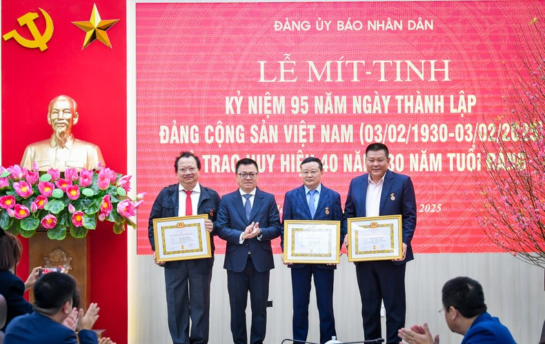 Le Quoc Minh, presidente-editor y secretario del Partido del periódico Nhan Dan, entrega las insignias a los militantes del rotativo por sus 30 años de membresía del PCV.