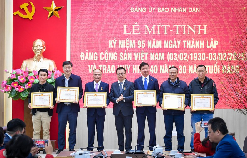 Le Quoc Minh, presidente-editor y secretario del Partido del periódico Nhan Dan, entrega Certificados de Mérito a seis destacadas instancias partidistas.