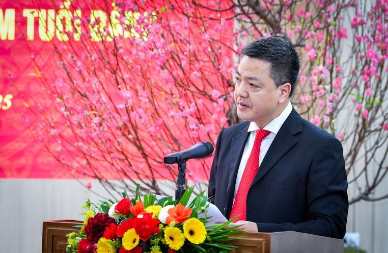 Phan Huy Thang, subjefe del Comité de Organización del Partido del periódico Nhan Dan, anuncia la decisión de entregar las las insignias por 40 y 30 años de membresía del PCV.