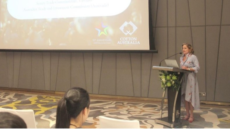 Rebecca Ball, consejera sénior de Austrade, habla en el evento.